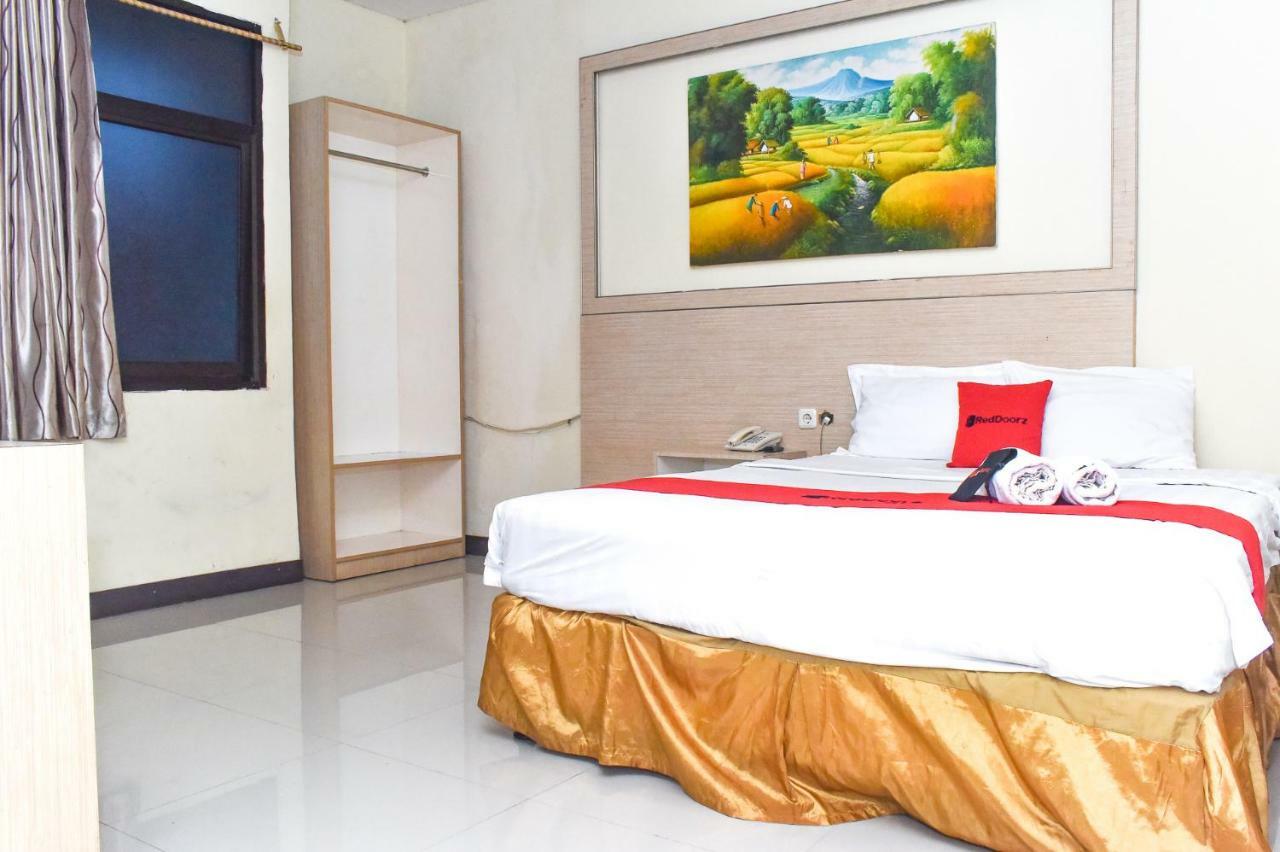 Reddoorz Plus Near Sultan Hasanuddin Airport Макасар Экстерьер фото